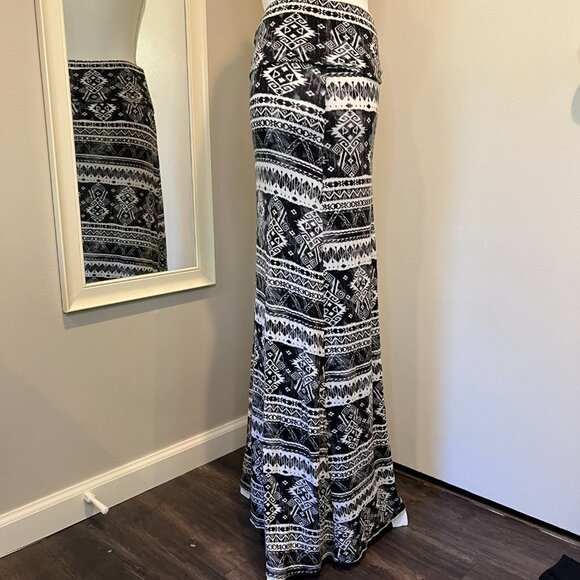 B Jewel Black and cream Aztec maxi skirt, Size Medium - Picture 5 of 9